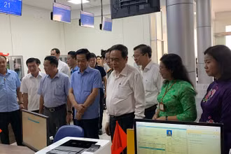 Chủ tịch Quốc hội Trần Thanh Mẫn và lãnh đạo thành phố Cần Thơ kiểm tra hoạt động Trung tâm phục vụ hành chính công thành phố.