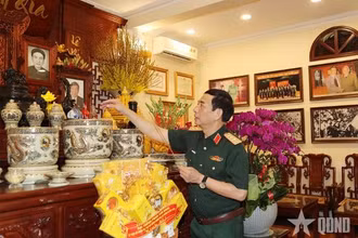 Đại tướng Phan Văn Giang và đoàn công tác dâng hoa, dâng hương tưởng nhớ, tri ân nguyên Tổng Bí thư Lê Khả Phiêu, nguyên Chủ nhiệm Tổng cục Chính trị. (Ảnh: QĐND)