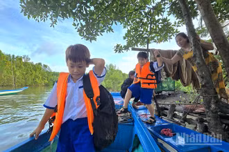 Học sinh xã Đất Mũi (tỉnh Cà Mau) dậy sớm đến trường vào ngày khai giảng năm học mới.
