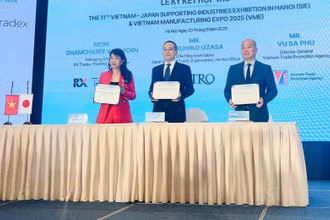 Ký kết thỏa thuận hợp tác tổ chức hai sự kiện triển lãm quy mô lớn trong lĩnh vực công nghiệp chế tạo và công nghiệp hỗ trợ. (Ảnh: KIM DUNG)