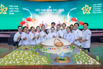 Các nghệ nhân và Mô hình Trung tâm Hội chợ Triển lãm quốc gia tại Hội chợ Mùa Thu lần thứ I - 2025.