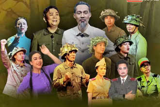 Các nghệ sĩ Nhà hát chèo Quân đội trong vở "Đại tướng Võ Nguyên Giáp".