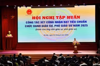 Chánh văn phòng Hội đồng giáo sư Nhà nước, Phó Giáo sư, Tiến sĩ Trần Anh Tuấn phát biểu tại Hội nghị. (Ảnh: THÚY QUỲNH)