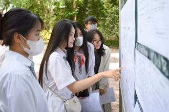 Thí sinh xem thông tin phòng thi tại điểm thi Trường THCS Minh Khai, Hà Nội. (Ảnh: THẾ ĐẠI)
