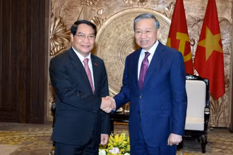 Tổng Bí thư, Chủ tịch nước Tô Lâm và đồng chí Athsaphangthong Siphandone, Ủy viên Trung ương Đảng, Bí thư Thành ủy, Chủ tịch Hội đồng nhân dân Thủ đô Viêng Chăn (Lào). (Ảnh: ĐĂNG KHOA) 