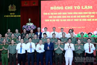 Tổng Bí thư, Chủ tịch nước Tô Lâm với các đại biểu và cán bộ Học viện Kỹ thuật và Công nghệ an ninh (Bộ Công an). (Ảnh: ĐĂNG KHOA)