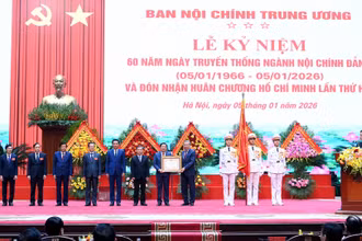 Tổng Bí thư Tô Lâm trao Huân chương Hồ Chí Minh (lần thứ hai) tặng Ban Nội chính Trung ương. (Ảnh ĐĂNG KHOA)