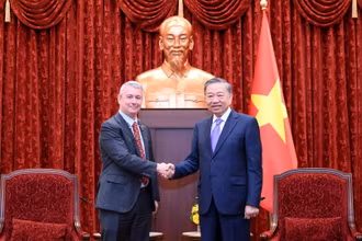Tổng Bí thư, Chủ tịch nước Tô Lâm và Đại sứ Đặc mệnh toàn quyền Vương quốc Bỉ tại Việt Nam Karl Van Den Bossche. (Ảnh: ĐĂNG KHOA)