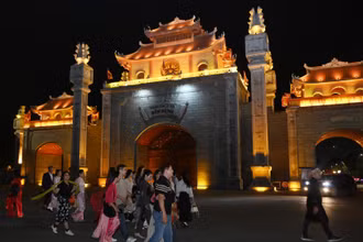 Các đại biểu doanh nghiệp lữ hành và du khách thích thú khi được trải nghiệm tour Đền Hùng về đêm. (Ảnh: ĐĂNG KHOA)