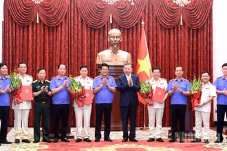 Tổng Bí thư, Chủ tịch nước Tô Lâm và các đại biểu chúc mừng các đồng chí vừa được bổ nhiệm chức danh Kiểm sát viên Viện Kiểm sát nhân dân tối cao. (Ảnh: ĐĂNG KHOA)