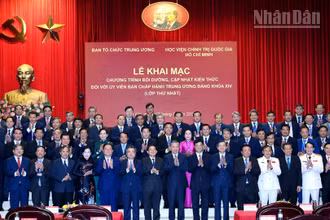 Tổng Bí thư, Chủ tịch nước Tô Lâm và các đồng chí lãnh đạo Đảng, Nhà nước với cán bộ Chương trình bồi dưỡng, cập nhật kiến thức đối với Ủy viên Ban Chấp hành Trung ương Đảng khóa XIV (Lớp thứ nhất). (Ảnh ĐĂNG KHOA)