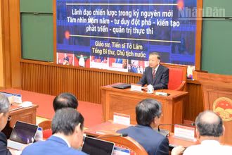 Tổng Bí thư, Chủ tịch nước Tô Lâm truyền đạt chuyên đề "Lãnh đạo chiến lược trong kỷ nguyên mới. Tầm nhìn trăm năm-tư duy đột phá-kiến tạo phát triển-quản trị thực thi" với các học viên Lớp bồi dưỡng, cập nhật kiến thức đối với Ủy viên Ban Chấp hành Trung ương Đảng khóa XIV (Lớp thứ nhất). (Ảnh ĐĂNG KHOA) 
