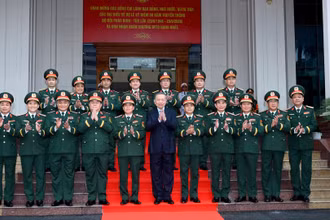 Tổng Bí thư, Chủ tịch nước Tô Lâm với lãnh đạo Bộ Quốc phòng và Bộ Tư lệnh Pháo binh-Tên lửa tại lễ kỷ niệm. (Ảnh: ĐĂNG KHOA)