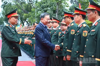 Tổng Bí thư, Chủ tịch nước Tô Lâm, Bí thư Quân ủy Trung ương với cán bộ chỉ huy Sư đoàn 308, Quân đoàn 12, Bộ Quốc phòng. (Ảnh: ĐĂNG KHOA)