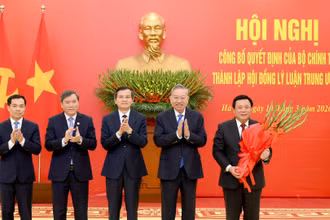 Tổng Bí thư Tô Lâm trao Quyết định thành lập Hội đồng Lý luận Trung ương nhiệm kỳ 2026-2031. (Ảnh: ĐĂNG KHOA)