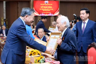 Tổng Bí thư, Chủ tịch nước Tô Lâm trao Huy hiệu 80 năm tuổi đảng tặng các đảng viên lão thành thuộc Đảng bộ Thành phố Hà Nội. (Ảnh: ĐĂNG KHOA)