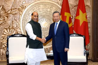 Tổng Bí thư, Chủ tịch nước Tô Lâm và Bộ trưởng Quốc phòng Ấn Độ Rajnath Singh. (Ảnh: ĐĂNG KHOA)