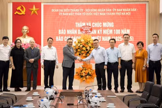 Chủ tịch thành phố Hà Nội chúc mừng Báo Nhân Dân. 
