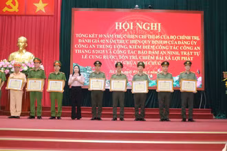 Đồng chí Phó Bí Thư Thường trực tỉnh ủy Hà Nam trao tặng Bằng khen của Chủ tịch Ủy ban nhân dân tỉnh cho các tập thể có thành tích xuất sắc trong thực hiện Chỉ thị số 05 của Bộ Chính trị.