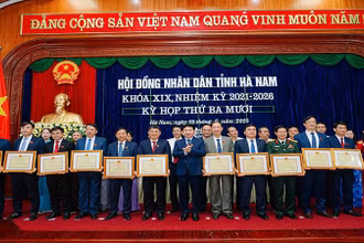 Nhiều tập thể, cá nhân có thành tích xuất sắc trong hoạt động của Hội đồng nhân dân tỉnh Hà Nam khóa 19, nhiệm kỳ 2021-2026 đã được biểu dương, khen thưởng.