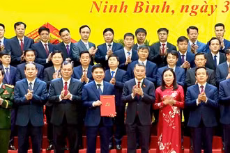 Đồng chí Lê Minh Hưng, Ủy viên Bộ Chính trị, Bí thư Trung ương Đảng, Trưởng Ban Tổ chức Trung ương trao Quyết định của Bộ Chính trị về việc thành lập Đảng bộ tỉnh Ninh Bình.