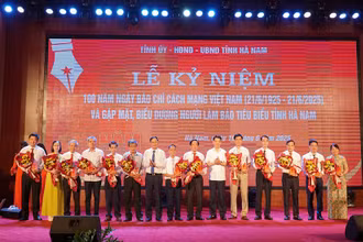 Các đồng chí lãnh đạo tỉnh trao biểu trưng tôn vinh nhà báo tiêu biểu tỉnh Hà Nam qua các thời kỳ.