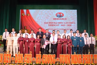 Ban Chấp hành Đảng bộ xã Bến Lức ra mắt Đại hội.
