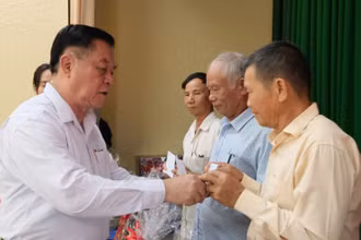 Ủy viên Bộ Chính trị, Trưởng ban Tuyên giáo và Dân vận Trung ương Nguyễn Trọng Nghĩa trao quà cho gia đình chính sách.