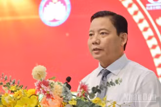 Phó Chủ tịch Ủy ban nhân dân tỉnh Long An Phạm Tấn Hòa phát biểu.