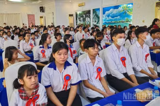 Con đoàn viên công đoàn vượt khó, học giỏi dự hội nghị tuyên dương.