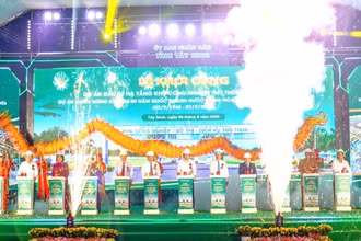 Lãnh đạo, nguyên lãnh đạo Trung ương và tỉnh qua các thời kỳ ấn nút khởi công khu công nghiệp.