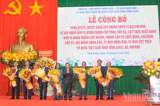 Chánh án Tòa án nhân dân tối cao Lê Minh Trí tặng hoa chúc mừng lãnh đạo tỉnh Vĩnh Long mới. 