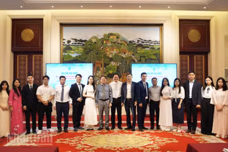 Ban Chấp hành Hội lưu học sinh Việt Nam tại Bắc Kinh nhiệm kỳ 2025-2027 chụp ảnh lưu niệm với đại diện lãnh đạo Đại sứ quán.
