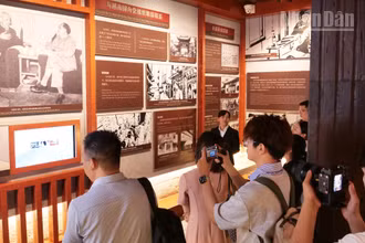 Du khách tham quan Khu di tích Chủ tịch Hồ Chí Minh tại Côn Minh, tỉnh Vân Nam, Trung Quốc.