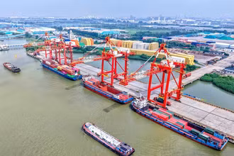 Một góc cảng Dương Châu ở tỉnh Giang Tô, Trung Quốc. (Ảnh: Tân Hoa xã)