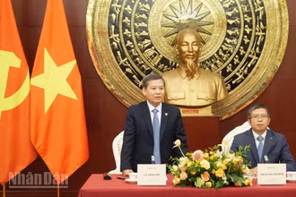 Bí thư Trung ương Đảng, Chánh án Tòa án nhân dân tối cao Lê Minh Trí phát biểu tại buổi làm việc.