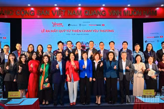 Các đại biểu chào mừng sự ra mắt Quỹ từ thiện "Chạm yêu thương".