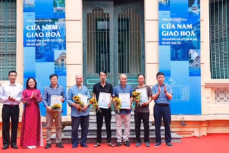 Bí thư Đảng ủy phường Cửa Nam Phạm Tuấn Long tặng hoa các tác giả có tác phẩm trưng bày tại triển lãm “Cửa Nam giao hòa - Cửa ngõ văn hóa, kết nối di sản, đổi mới sáng tạo”.