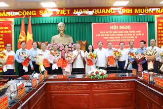 Các đồng chí Thường vụ Tỉnh ủy, Tỉnh ủy viên được Tỉnh ủy Trà Vinh trao quyết định nghỉ hưu theo Nghị định số 178/2024/NĐ-CP ngày 31/12/2024 của Chính phủ.