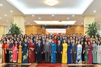 Tổng Bí thư Tô Lâm, các đồng chí lãnh đạo Đảng, Nhà nước cùng các đại biểu Quốc hội trẻ tại buổi gặp mặt. (Ảnh: THỦY NGUYÊN)