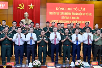 Tổng Bí thư Tô Lâm với lãnh đạo Đảng, Nhà nước và thủ trưởng Bộ Quốc phòng, Tổng cục Chính trị Quân đội nhân dân Việt Nam dự buổi làm việc. (Ảnh: ĐĂNG KHOA)