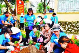 Người dân phường An Tường, tỉnh Tuyên Quang tái chế rác thải nhựa thành những bình trồng hoa.