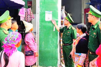 Mã QR cũng được dán ở những nơi đông người để bà con tiện thông báo khi cần.