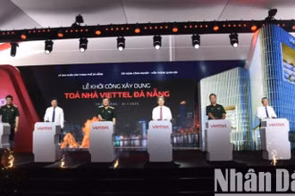 Các đại biểu nhấn nút chính thức khởi công dự án xây dựng Tòa nhà Viettel tại Đà Nẵng, sáng ngày 1/7. (Ảnh: ANH ĐÀO)