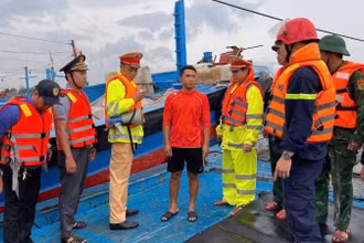 Lực lượng chức năng thành phố Đà Nẵng hướng dẫn ngư dân đưa tàu về nơi tránh trú bão an toàn, bảo đảm tài sản, tính mạng. (Ảnh công an cung cấp)