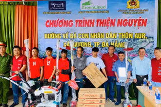 Những món quà ý nghĩa được trao tặng tới bà con đồng bào Cơ tu tại thôn Aur, xã A Vương, thành phố Đà Nẵng. (Ảnh: PHẠM THỦY)