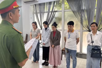 Cơ quan cảnh sát điều tra Công an thành phố Đà Nẵng tống đạt các quyết định khởi tố vụ án, khởi tố bị can nhóm "bác sĩ giả" Phòng khám đa khoa quốc tế Đà Nẵng. (Ảnh: Công an cung cấp)