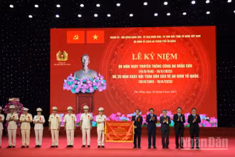Thành phố Đà Nẵng trao tặng bức trướng chúc mừng Công an thành phố Đà Nẵng nhân lễ kỷ niệm 80 năm Ngày truyền thống Công an nhân dân Việt Nam (19/8/1945-19/8/2025). (Ảnh: ANH ĐÀO)