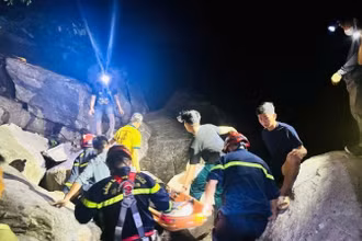Lực lượng chức năng xuyên đêm để đưa được thi thể nạn nhân ra khỏi khu vực bị nạn. (Ảnh: HUY LINH)