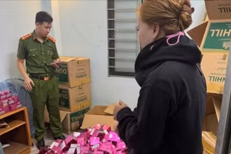 Lực lượng chức năng kiểm tra, thu giữ toàn bộ mỹ phẩm giả tại Công ty trách nhiệm hữu hạn một thành viên thương mại và dịch vụ Hạnh Nguyễn Beauty. (Ảnh: Công an cung cấp)